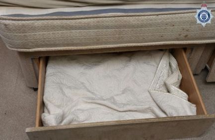 Mãe que manteve bebê escondido em uma gaveta por três anos é presa