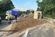 Após acidente em rodovia, ladrões roubam motorista e atiram em policiais