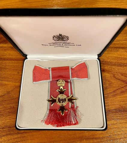 Medalha recebida por Daniela Barone Soares no Palácio de Buckingham • Daniela Barone Soares