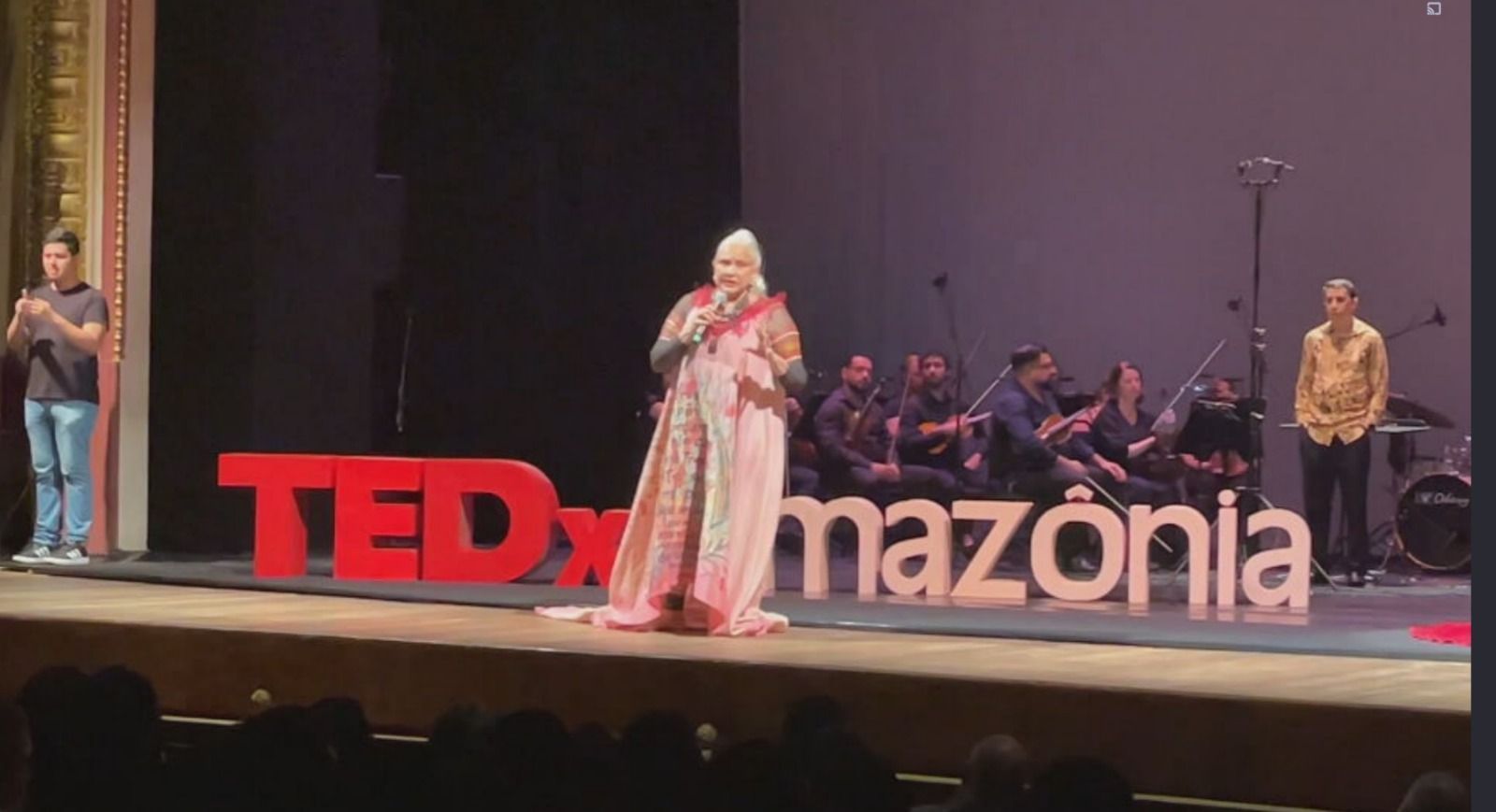 Fafá de Belém no Palco do evento TEDx Amazônia