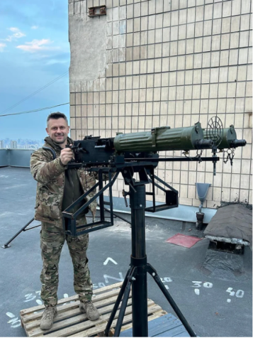 Yuriy Chumak posicionado nos telhados de Kiev, equipado com metralhadoras para abater drones • Acervo Pessoal/Yuriy Chumak