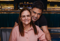 Após morte do marido, mãe de Zezé Di Camargo desabafa: "Nunca olhei fotos"