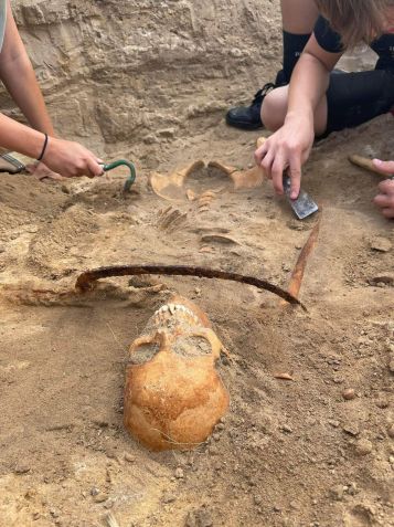 Zosia foi encontrada enterrada com uma foice no pescoço e um cadeado no dedo do pé, uma prática popular destinada a impedir que os mortos voltassem à vida. foto • Caravan Media Ltd