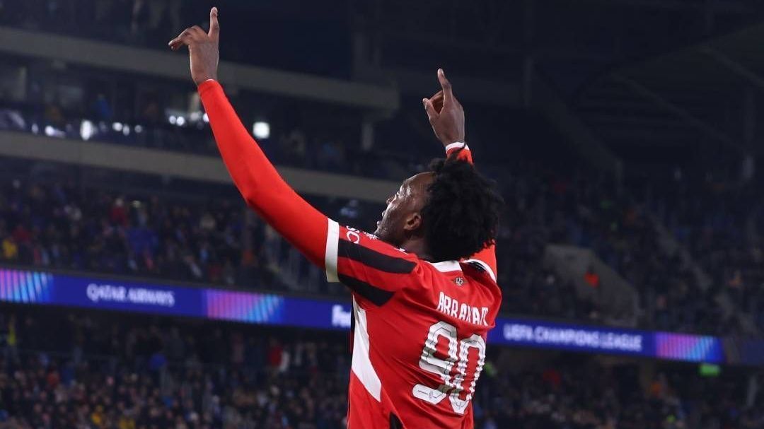 Abraham comemora um dos gols da vitória do Milan