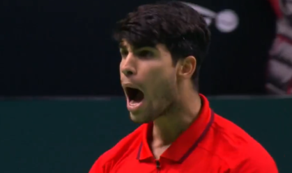 Alcaraz comemora vitória sobre Tallon Griekspoor na Copa Davis Final 8