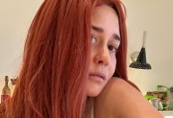 Alessandra Negrini aparece ruiva e diz: "Quando viajo eu volto diferente"