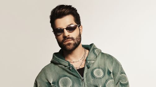 Alok durante o clipe de "Looking For Love", lançado em parceria com Anitta