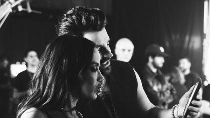 Anitta e Alok nos bastidores da gravação do clipe de "Looking For Love"