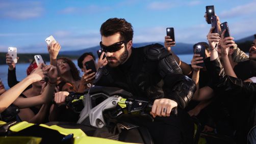 Alok no clipe de "Looking For Love", música lançada em parceria com Anitta