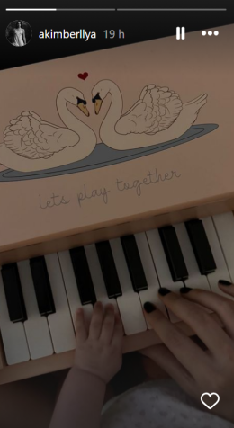 Amanda Kimberlly publica foto da pequena Helena tocando piano • Instagram/ Amanda Kimberlly