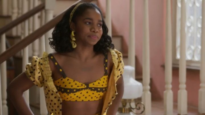 Ana Maria usa biquíni preto e amarelo em "Garota do Momento"