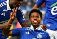 Volante de time francês revela "promessa" para jogar no Corinthians