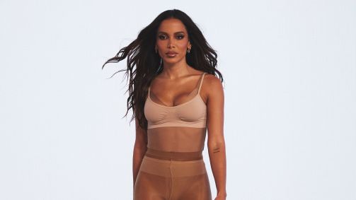 Anitta durante o clipe de "Looking For Love", lançado em colaboração com Alok