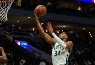 Jaylen Brown chama Antetokounmpo de "criança" após provocação em quadra