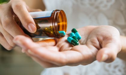 Um terço dos pacientes ainda toma antibiótico sem receita, mostra estudo