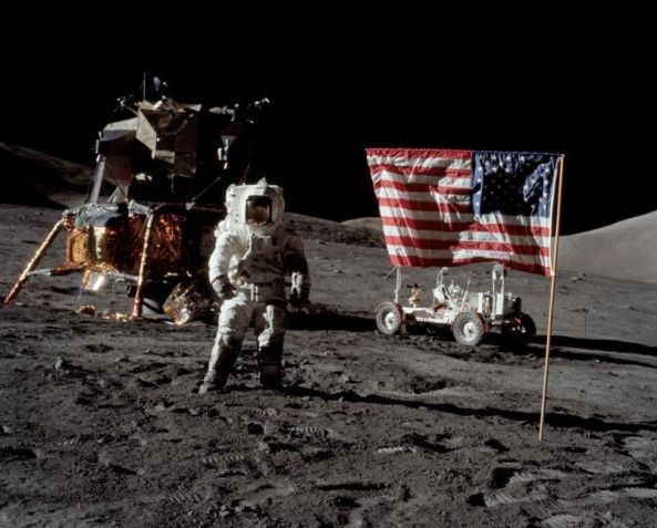 A imagem apresenta o astronauta Harrison Schmitt, na última viagem do programa Apollo. • Créditos: Nasa.