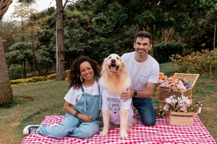 Aretha Oliveira celebra a gravidez com o marido, Sebastián Goldberg, e o golden retriever Ragnar • Débora Oliveira