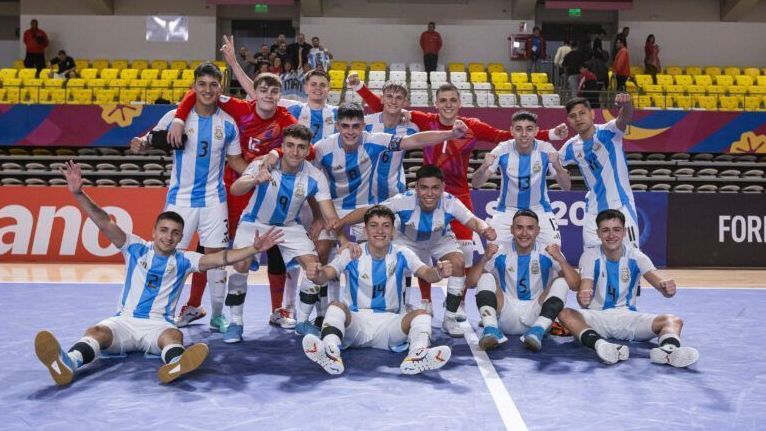 Argentina comemora a vitória sobre o Brasil no Sul-Americano Sub-20 de Futsal