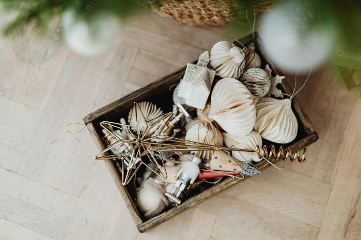 Materiais recicláveis como opções para decoração de árvores de Natal • Pexels