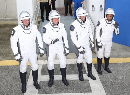 astronautas da Crew-8 são vistos antes de seguirem para a plataforma de lançamento em 3 de março. O grupo inclui (da esquerda para a direita) o cosmonauta Alexander Grebenkin da Roscosmos e os astronautas da NASA Michael Barratt, Matthew Dominick e Jeanette Epps