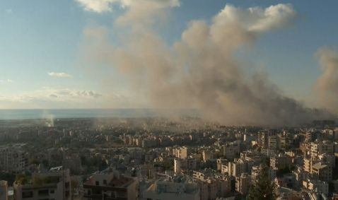 Imagem mostra região do subúrbio de Beirute, capital do Líbano, com grande nuvem de fumaça cinza no horizonte