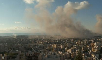 Imagem mostra região do subúrbio de Beirute, capital do Líbano, com grande nuvem de fumaça cinza no horizonte