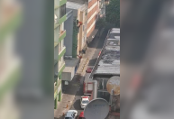 Vídeo: bombeiro cai de prédio e fica ferido ao fazer resgate em Porto Alegre