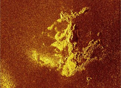 Imagens de sonar tiradas em 1º de novembro mostram a formação rochosa não identificada anteriormente que se suspeitava ser o avião desaparecido de Amelia Earhart