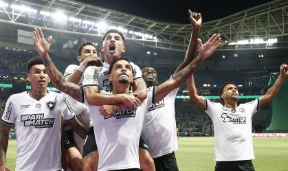 Botafogo vence Palmeiras e retoma liderança do Brasileirão em jogo decisivo