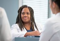 Atriz de “Grey’s Anatomy” diz que "pronunciar termos médicos" é um desafio