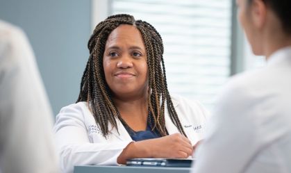 Atriz de “Grey’s Anatomy” diz que "pronunciar termos médicos" é um desafio