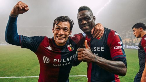 Balotelli comemora a vitória do Genoa em sua estreia pela equipe italiana