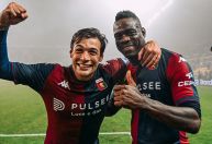 Balotelli estreia pelo Genoa e mostra "cartão de visitas" em cinco minutos