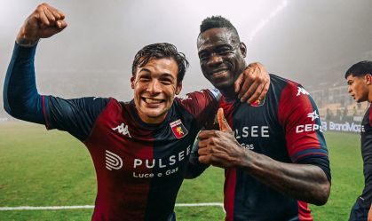 Balotelli estreia pelo Genoa e mostra "cartão de visitas" em cinco minutos