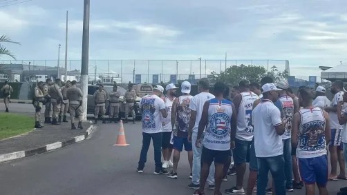 Torcedores do Bahia protestam em frente ao CT