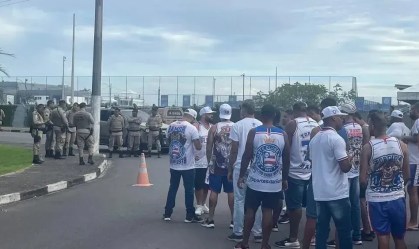 Torcedores do Bahia protestam em frente ao CT