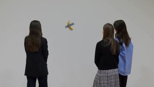Banana presa na parede por uma fita isolante será leiloada