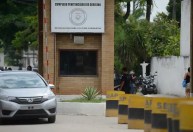 Presos fazem policial penal refém e tentam fugir de presídio no Rio de Janeiro