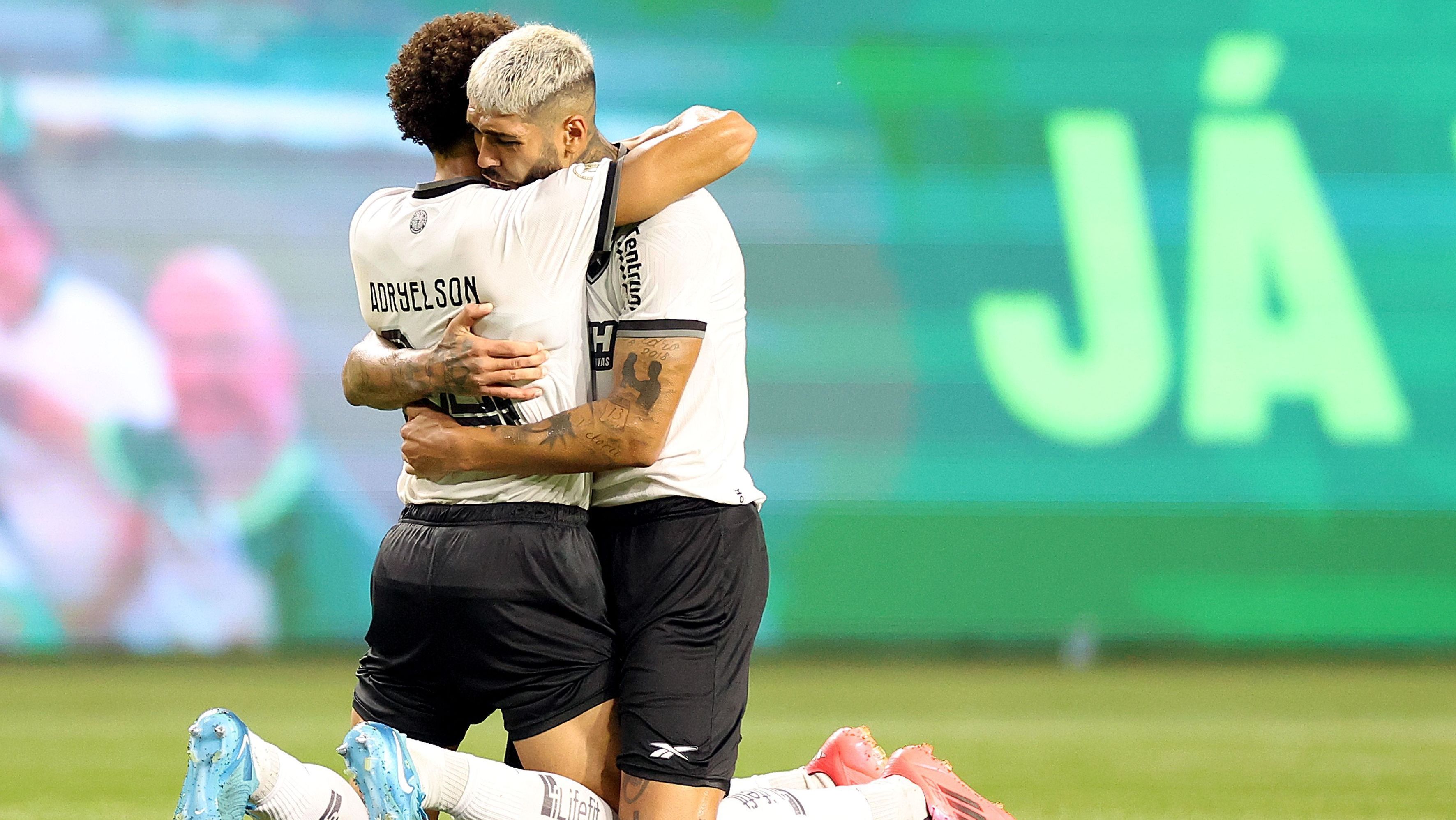 Adryelson e Alexander Barboza comemoram vitória do Botafogo