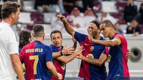 Jogadores do Barcelona Legends comemoram gol de Ronaldinho