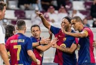 Ronaldinho faz golaço contra o Real Madrid em jogo de lendas; veja
