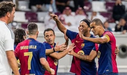 Ronaldinho faz golaço contra o Real Madrid em jogo de lendas; veja