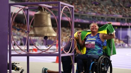 Beth Gomes tocou o sino no Stade de France após vencer o lançamento de disco F53