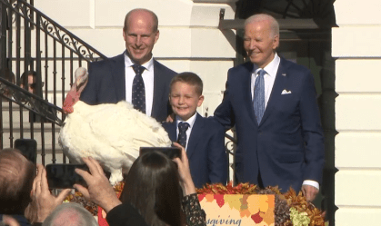 Joe Biden perdoa perus durante tradição do Dia de Ação de Graças