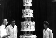 Fatia de bolo de casamento real é vendida por R$ 20 mil