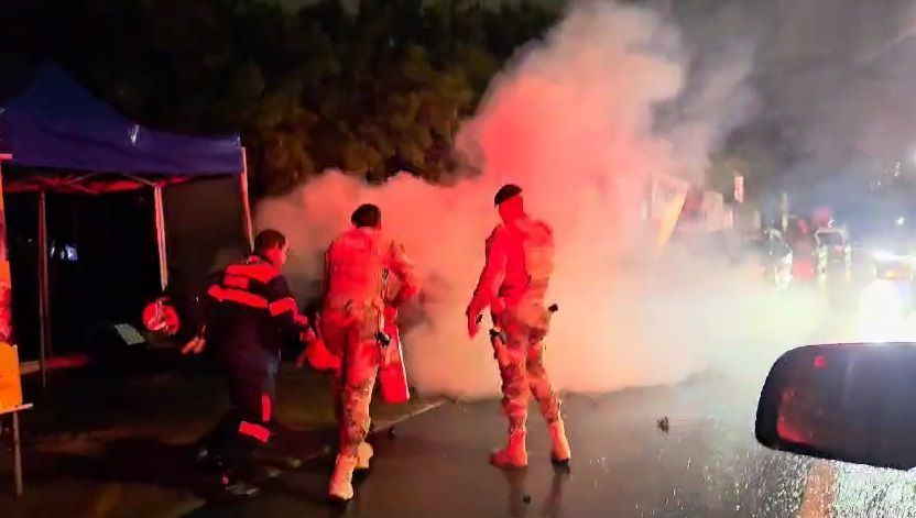 Bombeiros apagam chamas em carro com explosivos em Brasília • Reprodução