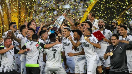 Elenco do Botafogo com a taça de campeão da Libertadores 2024