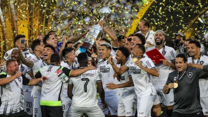 Elenco do Botafogo com a taça de campeão da Libertadores 2024