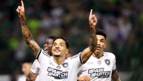 Jogadores do Botafogo comemoram gol diante do Palmeiras no Allianz Parque