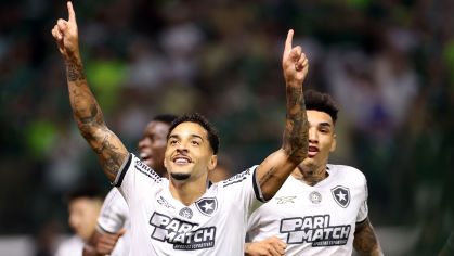 Jogadores do Botafogo comemoram gol diante do Palmeiras no Allianz Parque